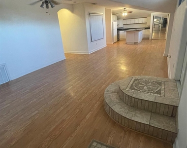 2110 Chenevert Street - Photo Thumbnail 2