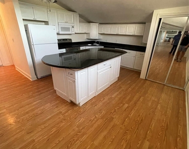 2110 Chenevert Street - Photo Thumbnail 4