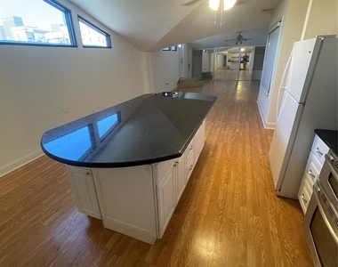 2110 Chenevert Street - Photo Thumbnail 5