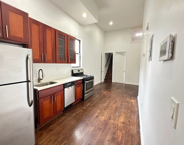 886 Franklin Avenue - Photo Thumbnail 4