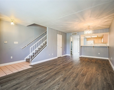 2851 S Valley View Boulevard - Photo Thumbnail 4