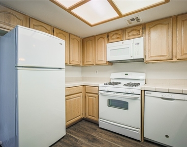 2851 S Valley View Boulevard - Photo Thumbnail 7