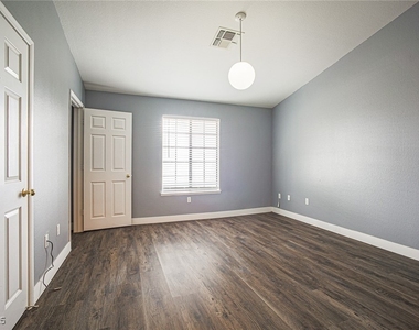 2851 S Valley View Boulevard - Photo Thumbnail 11
