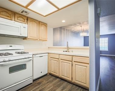 2851 S Valley View Boulevard - Photo Thumbnail 8