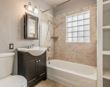 802 Nw 31 Street - Photo Thumbnail 5