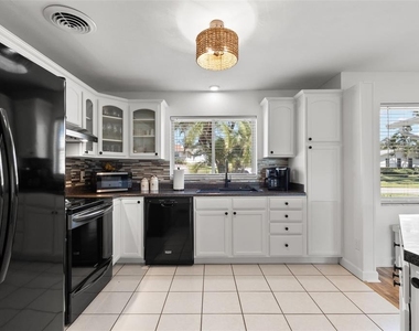 3488 Shady Bluffs Drive - Photo Thumbnail 5