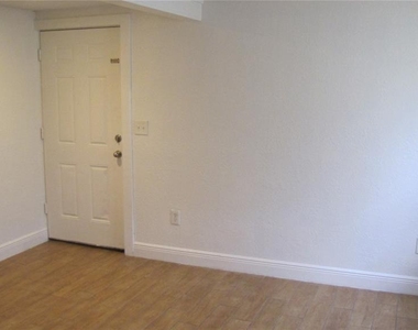 109 E Gladys Street - Photo Thumbnail 2