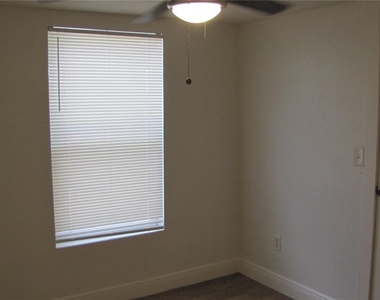 109 E Gladys Street - Photo Thumbnail 7