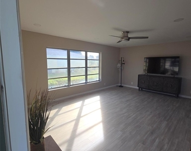 5385 Lakefront Boulevard - Photo Thumbnail 8
