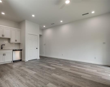 3305 Mineola Street - Photo Thumbnail 3