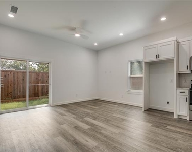 3305 Mineola Street - Photo Thumbnail 2
