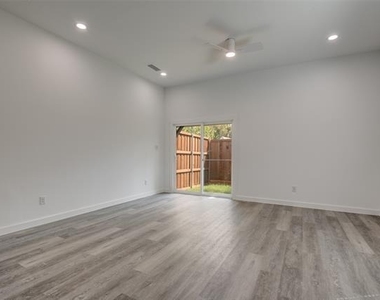 3305 Mineola Street - Photo Thumbnail 5