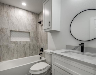 3305 Mineola Street - Photo Thumbnail 7