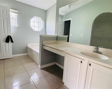 15937 Wilkinson Drive - Photo Thumbnail 6