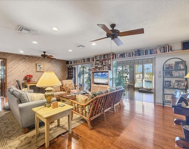140 Damfino Street - Photo Thumbnail 10