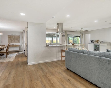 6722 Roxbury Drive - Photo Thumbnail 75