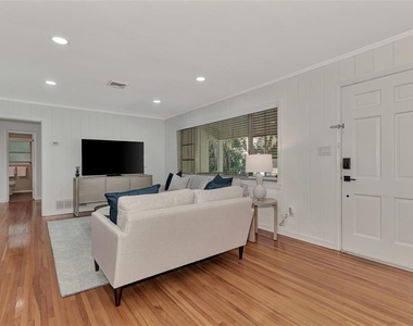 1726 Floyd Street - Photo Thumbnail 5