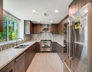 1021 S Shenandoah Street - Photo Thumbnail 2