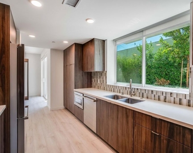 1021 S Shenandoah Street - Photo Thumbnail 3