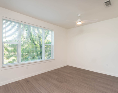 411 W Commerce St - Photo Thumbnail 73