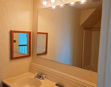 105 Meadow Dr - Photo Thumbnail 14