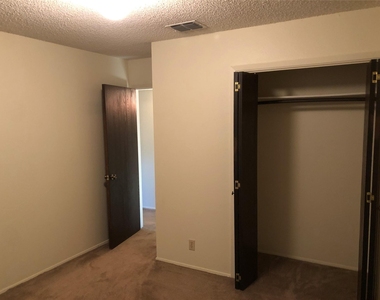 914 W Meadowmere Ln - Photo Thumbnail 15