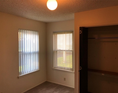 914 W Meadowmere Ln - Photo Thumbnail 9