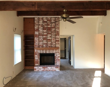 914 W Meadowmere Ln - Photo Thumbnail 2