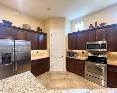 7302 Acorn Way - Photo Thumbnail 12