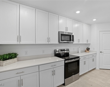 5667 Melbourne Ct - Photo Thumbnail 9