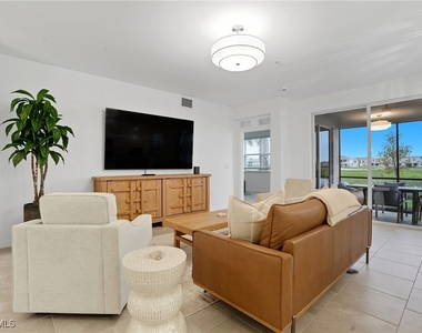 5667 Melbourne Ct - Photo Thumbnail 6