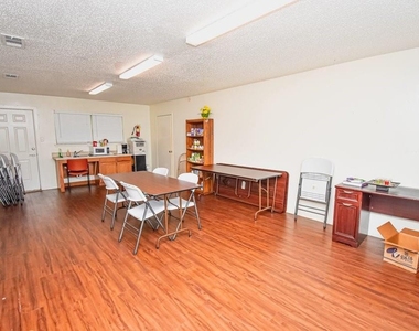 100 Sunset Street - Photo Thumbnail 14