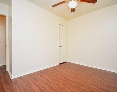 100 Sunset Street - Photo Thumbnail 12