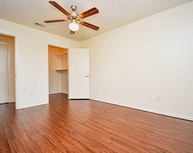 100 Sunset Street - Photo Thumbnail 9