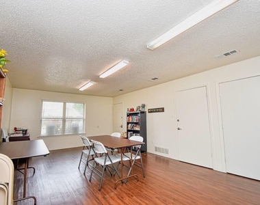100 Sunset Street - Photo Thumbnail 16