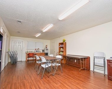 100 Sunset Street - Photo Thumbnail 15