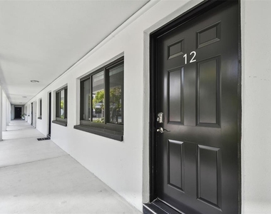 2942 W Bay Drive - Photo Thumbnail 3