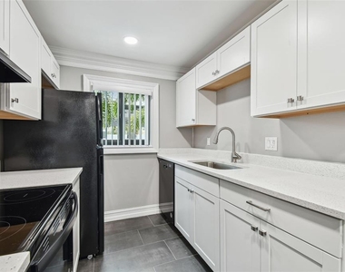 2942 W Bay Drive - Photo Thumbnail 12