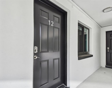 2942 W Bay Drive - Photo Thumbnail 4