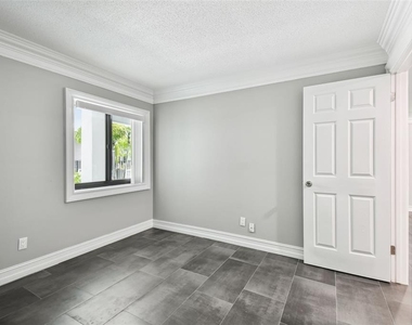 2942 W Bay Drive - Photo Thumbnail 19
