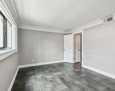 2942 W Bay Drive - Photo Thumbnail 25