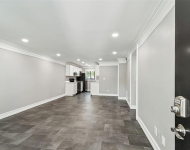 2942 W Bay Drive - Photo Thumbnail 5