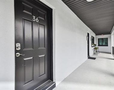 2942 W Bay Drive - Photo Thumbnail 4