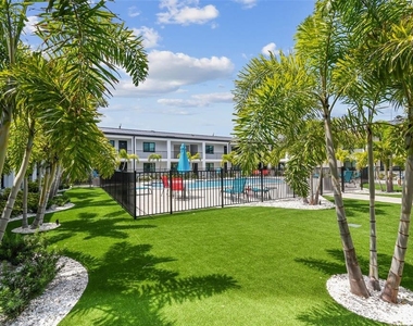 2942 W Bay Drive - Photo Thumbnail 32