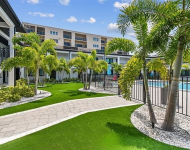 2942 W Bay Drive - Photo Thumbnail 31