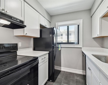 2942 W Bay Drive - Photo Thumbnail 10