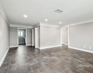 2942 W Bay Drive - Photo Thumbnail 4