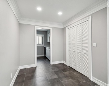 2942 W Bay Drive - Photo Thumbnail 6
