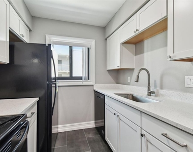 2942 W Bay Drive - Photo Thumbnail 9