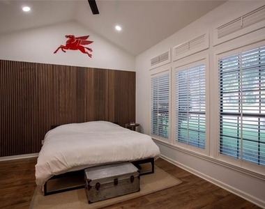 2521 Stanford Court - Photo Thumbnail 16